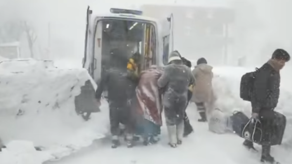 Hasta İş makinesi ile ambulansa taşındı.